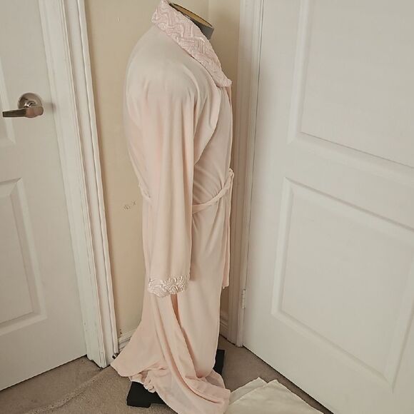 Elegant Pink Women's Robe - Picture 6 of 16